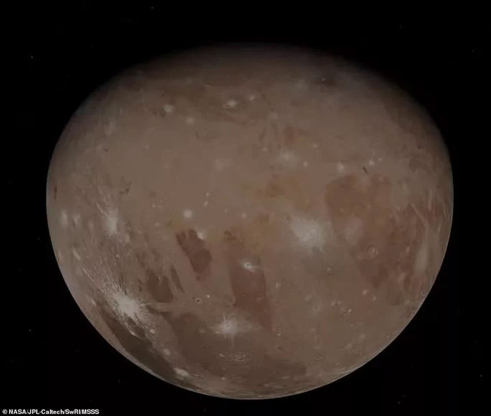 1648892409667054815.jpg stunning-photos-of-the-largest-moon-in-the-solar-system-picture-1-FuNT5BJbl.jpg