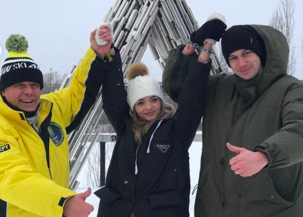 乌克兰网红夫妻“铐”在一起生活半年,结果出乎意料。(图 / 翻摄自Alexander和Viktoria IG@sashaplusvika) 乌克兰网红夫妻“铐”在一起生活半年,结果出乎意料。(图 / 翻摄自Alexander和Viktoria IG@sashaplusvika)