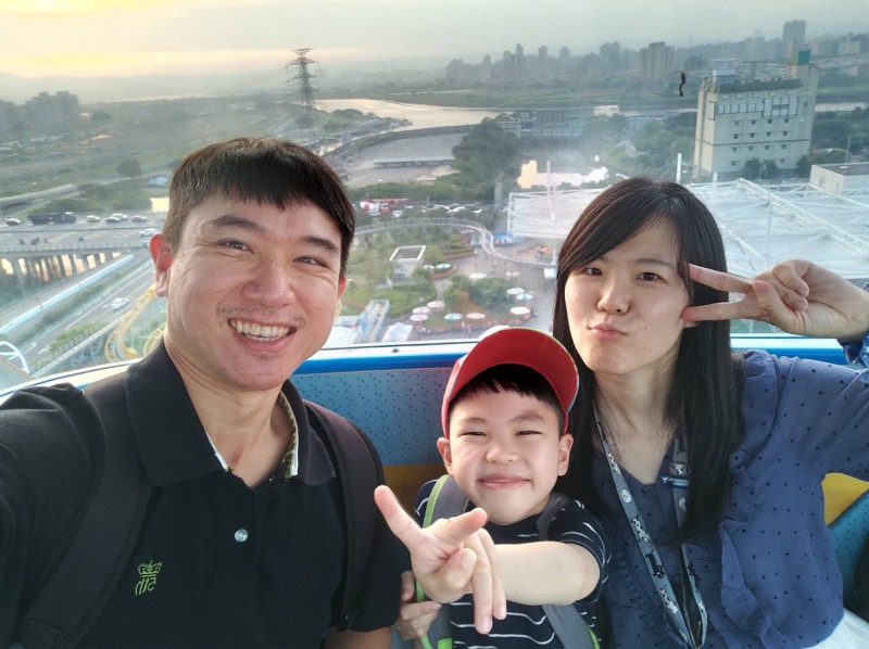 黄小弟精准用药后与父母开心出游。 (记者蔡淑媛翻摄)