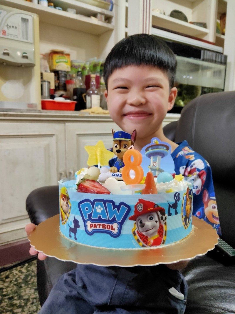 黄小弟精准用药后,能正常长,快乐学习。 (记者蔡淑媛翻摄)