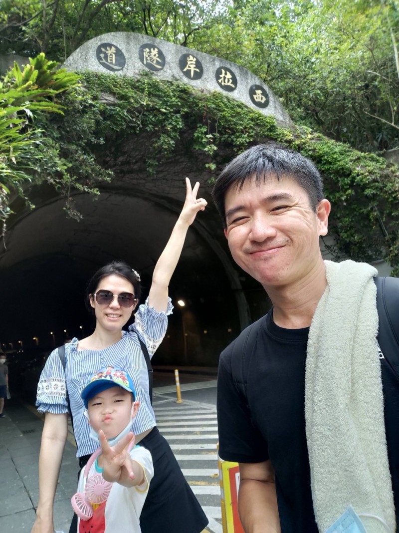 黄小弟精准用药后与父母开心出游。 (记者蔡淑媛翻摄)