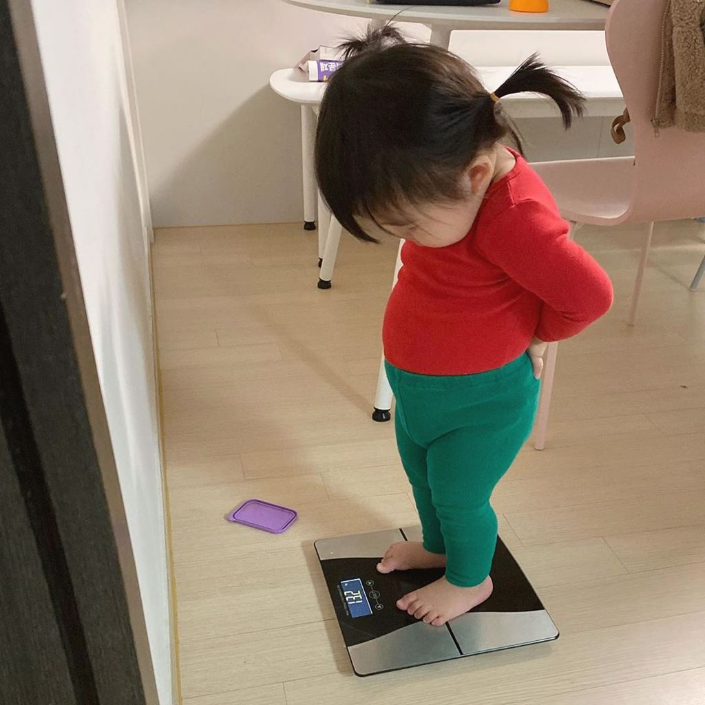 若有所思看体重计,我懂! (图/翻摄自IG@luvv_hyul1)