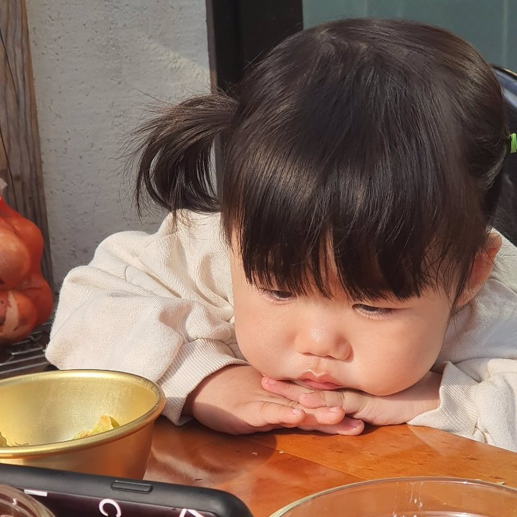 手机好看吗XD (图/翻摄自IG@luvv_hyul1)