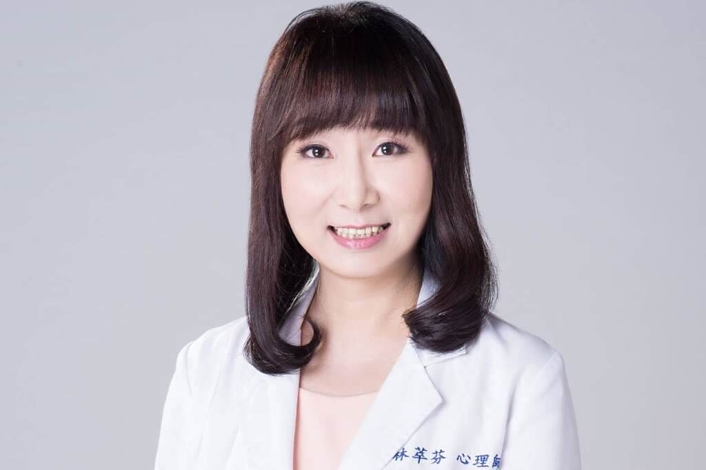 咨商心理师林萃芬指出,发现孩子异状时,父母务必保持冷静,勿大惊小怪或怒责羞辱孩子。 透过咨商找出症结点,家长与孩子反而有机会拉近距离,互相理解。 (图/时报出版提供)