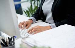 如何在 Google 表格中触发电子邮件