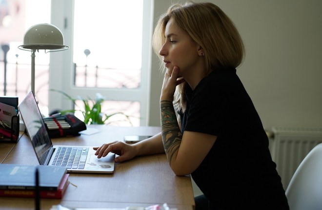 如何在电子邮件中嵌入 Google 表单