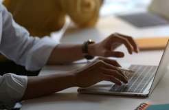 如何并排查看 Google 表格