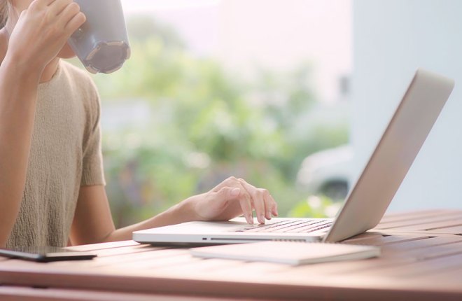 如何在 Google 表格上启用暗模式