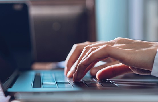 如何在 Google 表格应用中重命名列