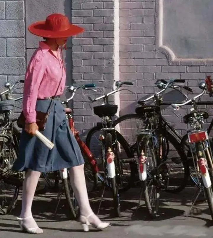 你非说白丝YYDS？利用Python采集丝袜资料，黑丝才是